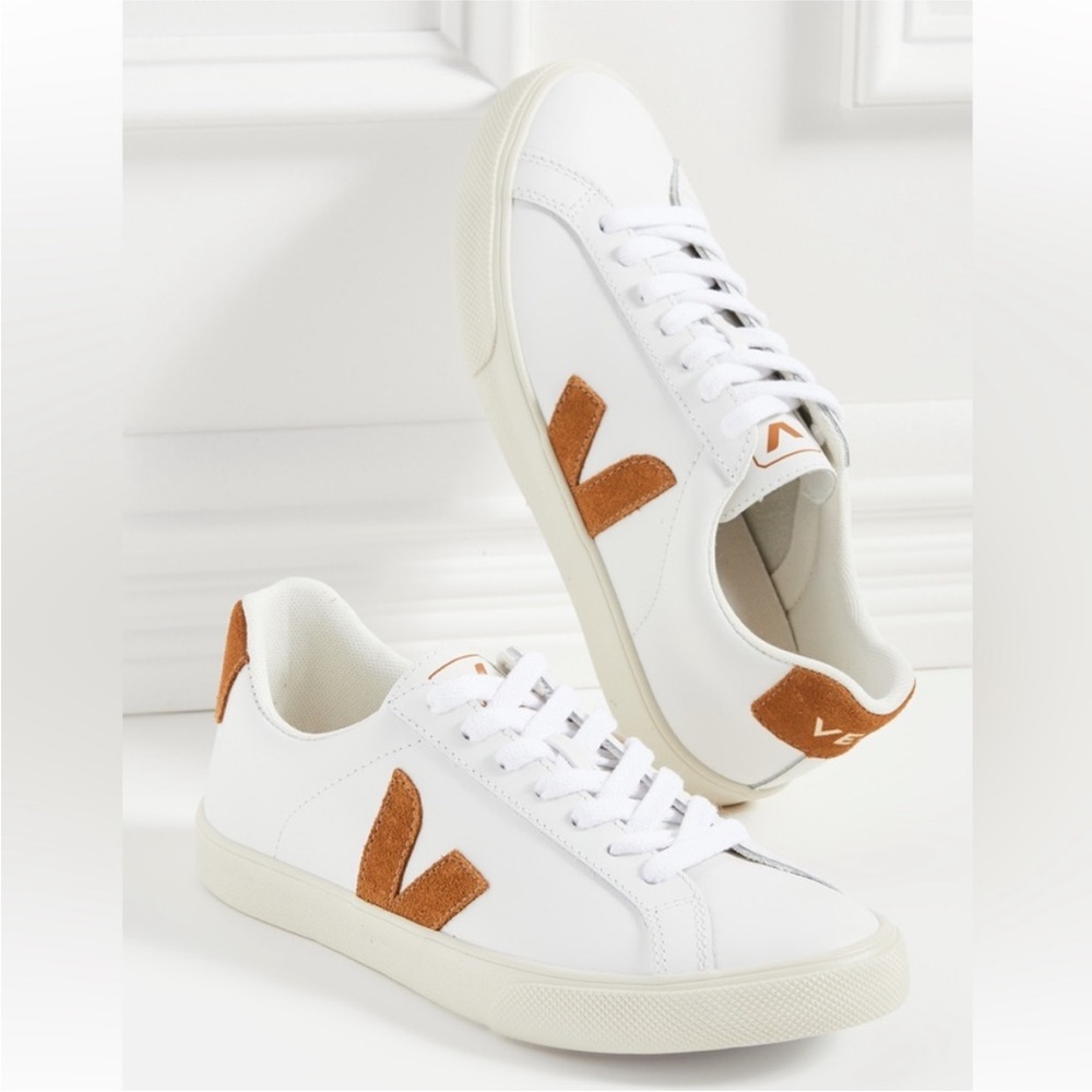 Veja Esplar Leather Low Top Sneaker - EUR 36 / US 5